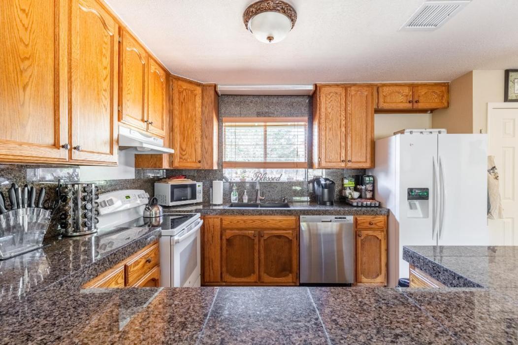Spacious House With Hot Tub Spa, To Enjoy Red Rock View, Near Amitabha Stupa, And Trails Sedona Bagian luar foto